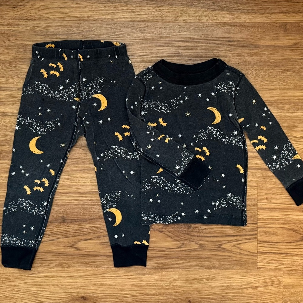 Hanna Andersson Black Halloween Long John Pajama Set with Moon, Stars and Bats